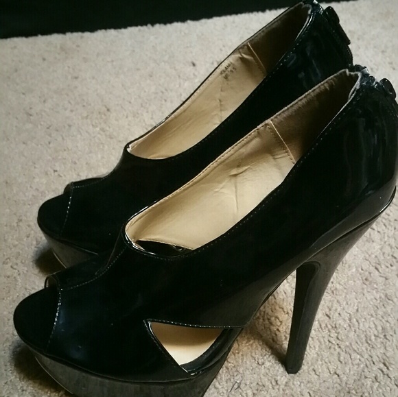 New w/o Black Patent Peeptoe Cutout booties - Picture 5 of 6